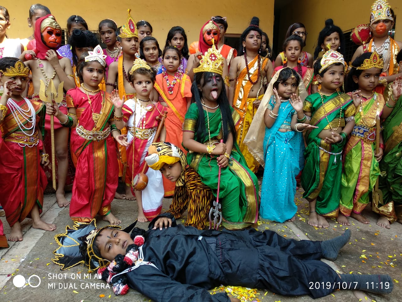 पिंपळनेर प्रचिती पब्लिक स्कूलमध्ये दसरानिमित्त रंगला दांडिया उत्सव