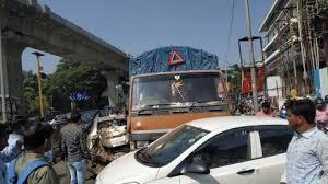 पुणे-मुंबई महामार्गावर ट्रक- दोन मोटारींचा अपघात