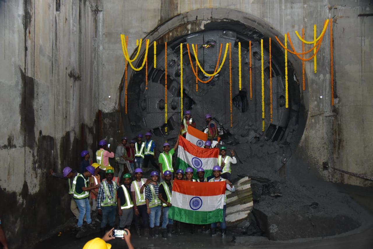 कुलाबा-वांद्रे-सीप्झ मुंबई मेट्रो-३ मार्गावरील भुयारीकरणाचे काम १०० टक्के पूर्ण   भुयारी मार्ग पूर्ण झाल्याचा आनंद – अश्विनी भिडे