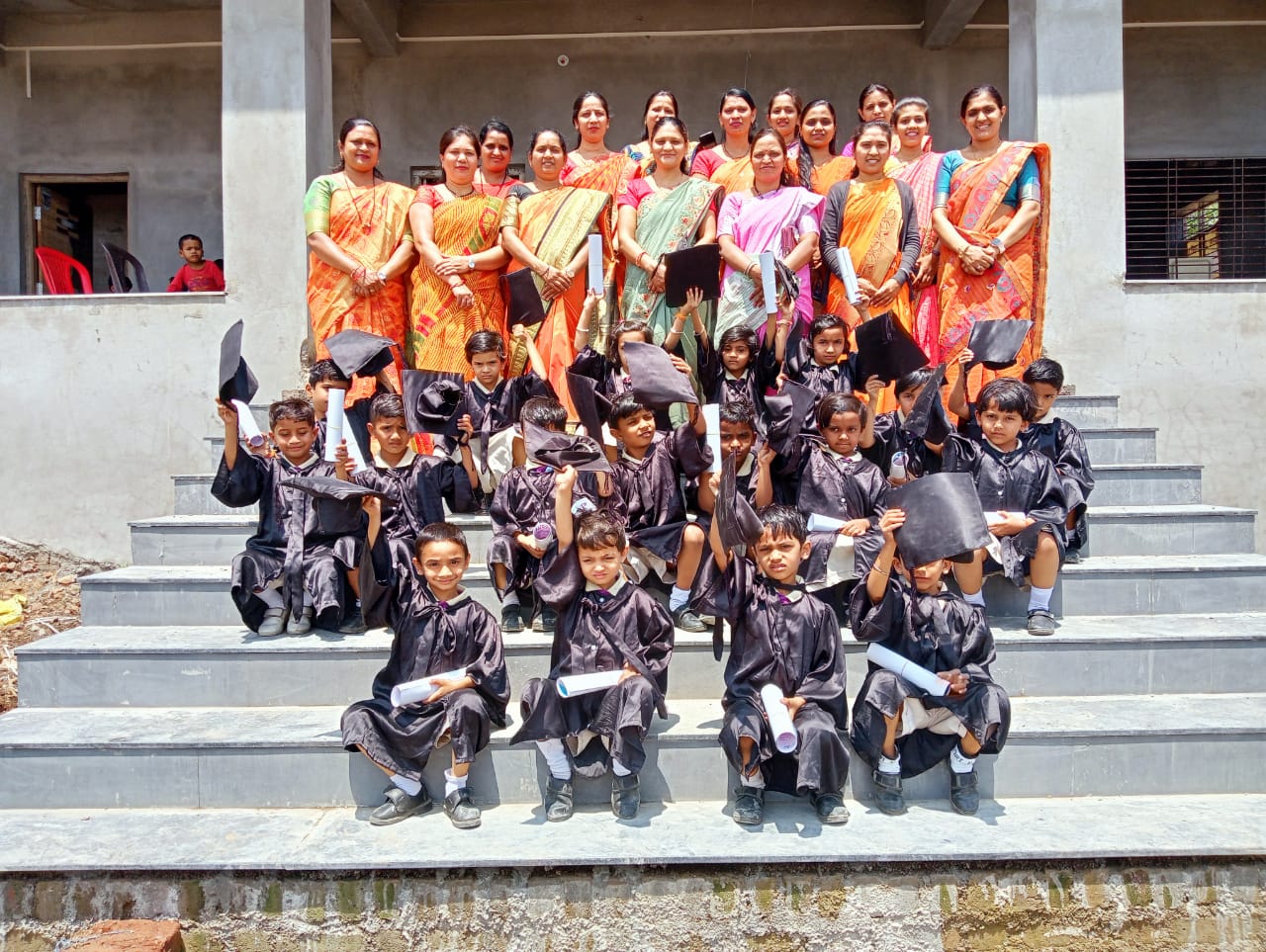 प्रचिती पब्लिक स्कूल पिंपळनेर मध्ये 'ग्रज्यूएशन डे' (पदवी दिवस) उत्साहात साजरा