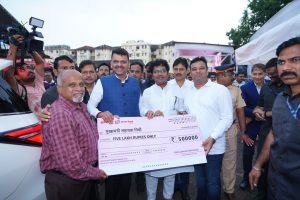 रुग्ण हक्क परिषदेच्या माध्यमातून दिवाळी खर्च टाळून पूरग्रस्तांसाठी ५ लाखांचा निधी; विकास बधे यांच्या वैयक्तिक दानातून मुख्यमंत्री देवेंद्र फडणवीस यांना धनादेश सुपूर्द