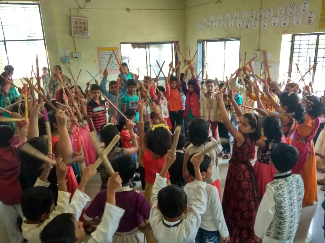 पिंपळनेर प्रचिती पब्लिक स्कूलमध्ये दसरानिमित्त रंगला दांडिया उत्सव