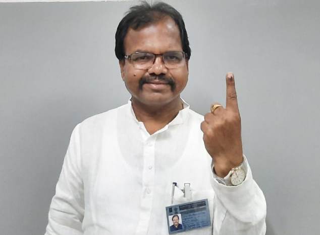 आमदार चाबुकस्वार यांनी बजावला मतदानाचा हक्क…