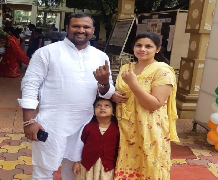 मनसे गटनेते सचिन चिखले, माजी नगरसेविका आश्विनी चिखले यांनी बजावला मतदानाचा हक्क