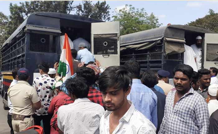 भारत बंद : निदर्शने करणाऱ्या 200 आंदोलकांना पोलिसांनी घेतले ताब्यात