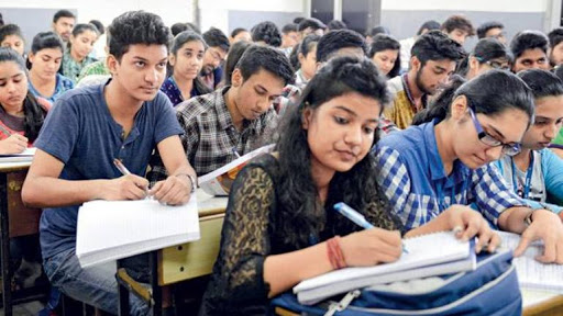 अमेरिकेकडून भारताला धक्का?; हजारो विद्यार्थ्यांना मायदेशी परतावं लागण्याची शक्यता