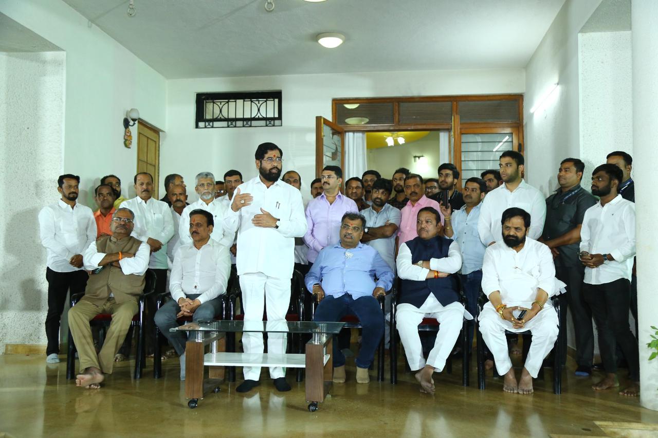 पोटनिवडणुकीत झोकून देवून काम करा, मुख्यमंत्री एकनाथ शिंदे यांनी घेतल्या शिवसेना पदाधिका-यांच्या गाठीभेटी