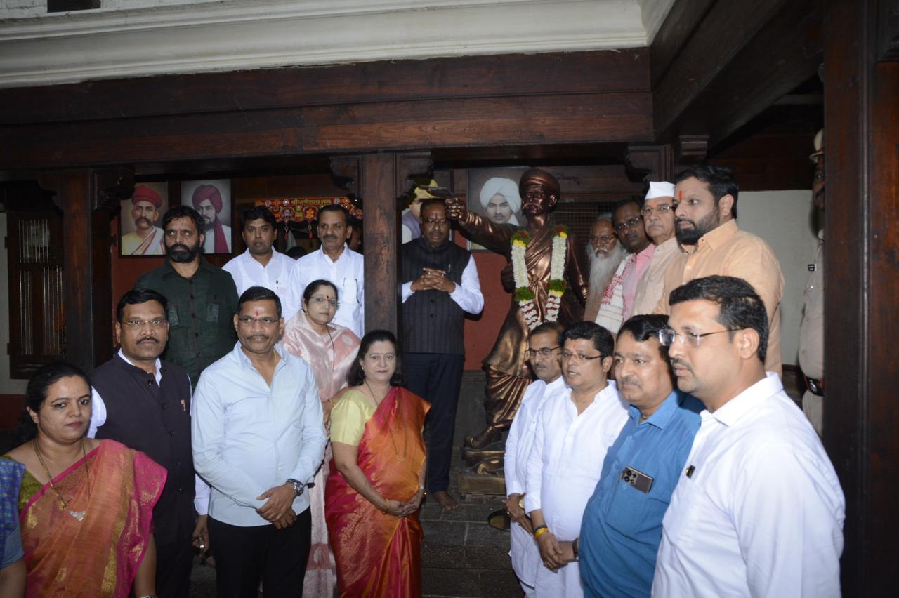 चंद्रशेखर बावनकुळे यांची चापेकर वाड्याला भेट