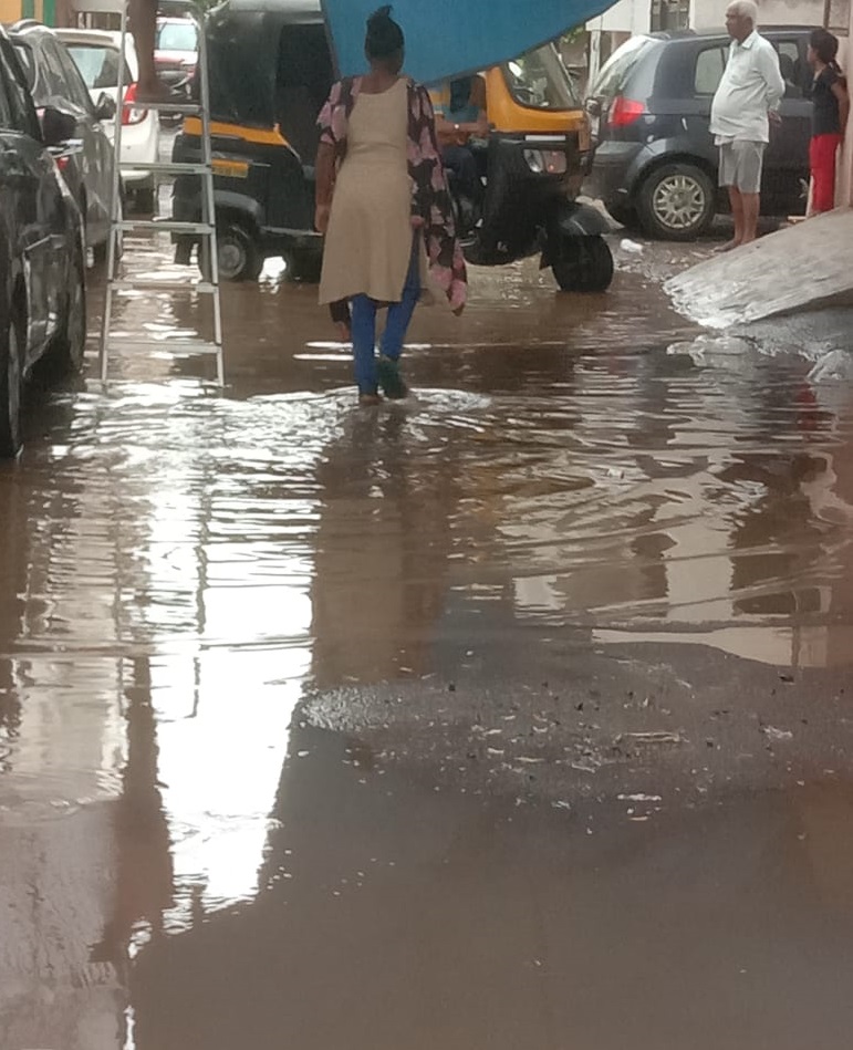 पिंपळे गुरव परिसरात पावसाळापूर्व कामांचा बोजवारा; पाणी साठल्याने पादचारी, दुचाकीस्वारांची मोठी तारांबळ