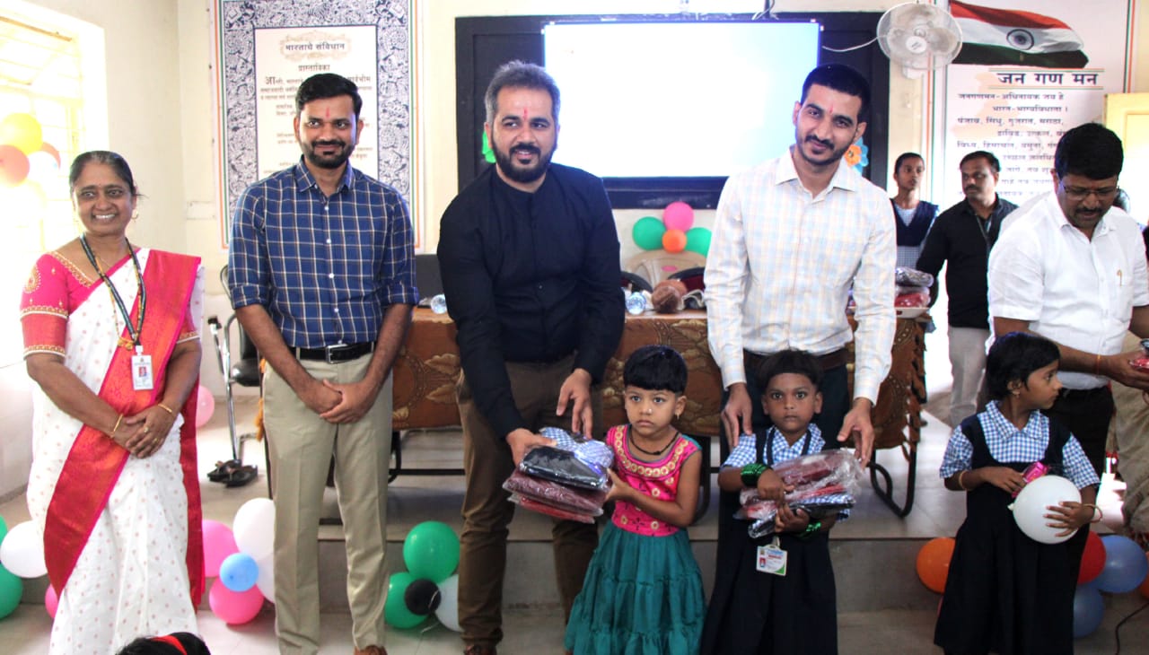 मनपा शाळेत आयुक्तांच्या उपस्थितीत विद्यार्थ्यांचे स्वागत