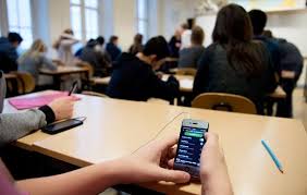 शाळांमध्ये सर्रास सूरू असलेल्या स्मार्टफोन वापरण्यावर बंदी आणावी : युनेस्को