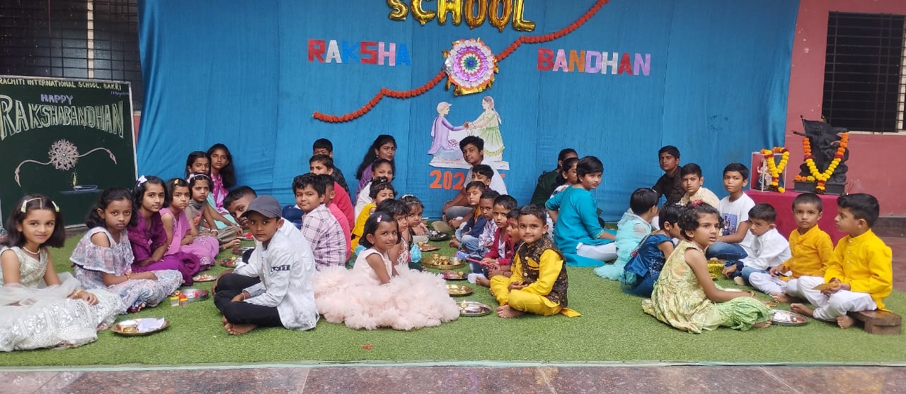 बहिण ओवाळीते भाऊराया रक्षाबंधन सणाला; प्रचिती इंटरनॅशनल स्कूलमध्ये बहिण-भावाच्या प्रेमाच्या बंधनाची गुणगुण