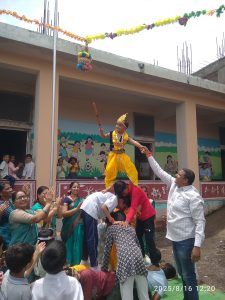 प्रचिती पब्लिक स्कूलमध्ये गोपालकाला जल्लोषात साजरा करण्यात आला.