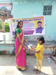 प्रचिती पब्लिक स्कूल पिंपळनेर दीपावली मोठ्या उत्साहात साजरी-गरिब व गरजू लोकांमध्ये फराळ वाटप कार्यक्रम
