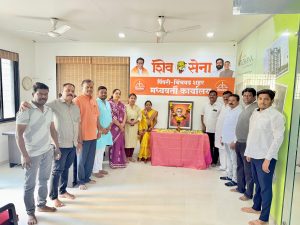 बाळासाहेब ठाकरे यांना अभिवादन