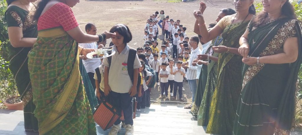 विद्यार्थ्यांच्या हास्याने उजळले प्रचिती पब्लिक स्कूल – नवीन वर्षाचा पहिला दिवस उत्साहात