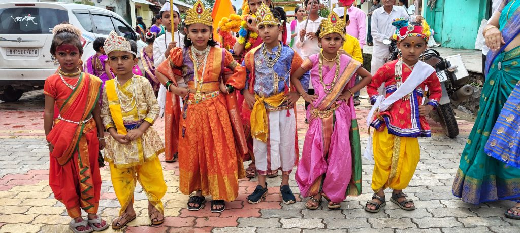 सामोडे गावात प्रचिती पब्लिक स्कूलच्या विद्यार्थ्यांचा आषाढी एकादशी निमित्त दिंडी सोहळ्यात विठूचा गजर, ज्ञानदेव-तुकाराम नावाने संपूर्ण परिसर भक्तिरसात न्हाऊन गेला.