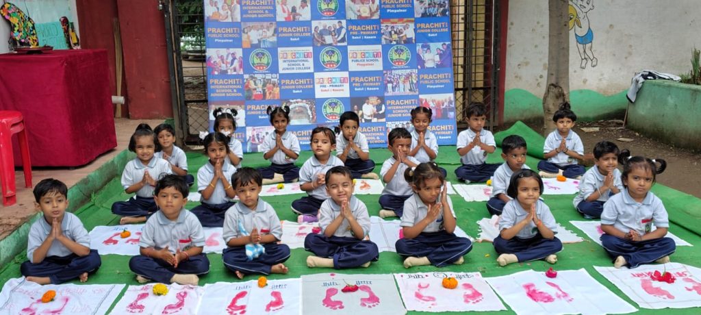 आई-वडिलांच्या चरण पूजनातून गुरुतत्वाचा गौरव प्रचिती इंटरनॅशनल स्कूलचा प्रेरणादायी उपक्रम
