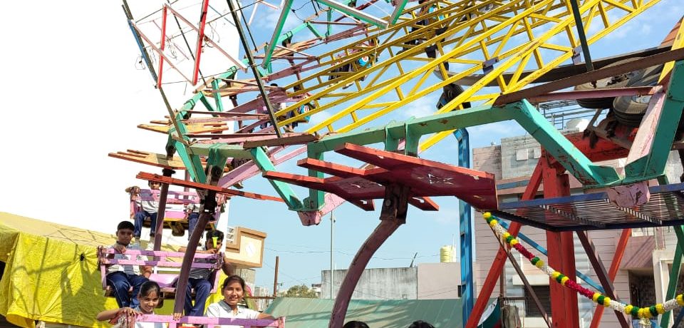 अभ्यासदौऱ्याच्या निमित्ताने विद्यार्थ्यांची दहिवेल यात्रेत धमाल! आकाशपाळण्यांसह आनंदाच्या क्षणांनी बहरला दिवस