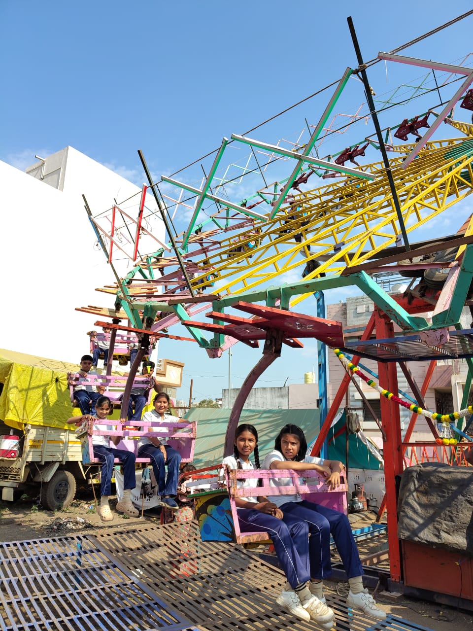 अभ्यासदौऱ्याच्या निमित्ताने विद्यार्थ्यांची दहिवेल यात्रेत धमाल! आकाशपाळण्यांसह आनंदाच्या क्षणांनी बहरला दिवस