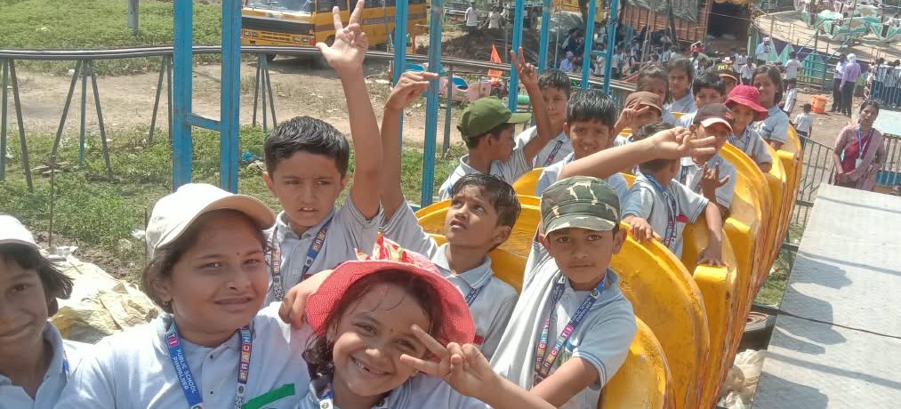 प्रचिती पब्लिक स्कूलच्या विद्यार्थ्यांची दहिवेल येथे आनंददायी शैक्षणिक सहल