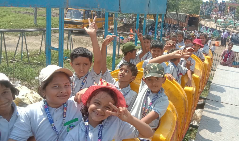 प्रचिती पब्लिक स्कूलच्या विद्यार्थ्यांची दहिवेल येथे आनंददायी शैक्षणिक सहल